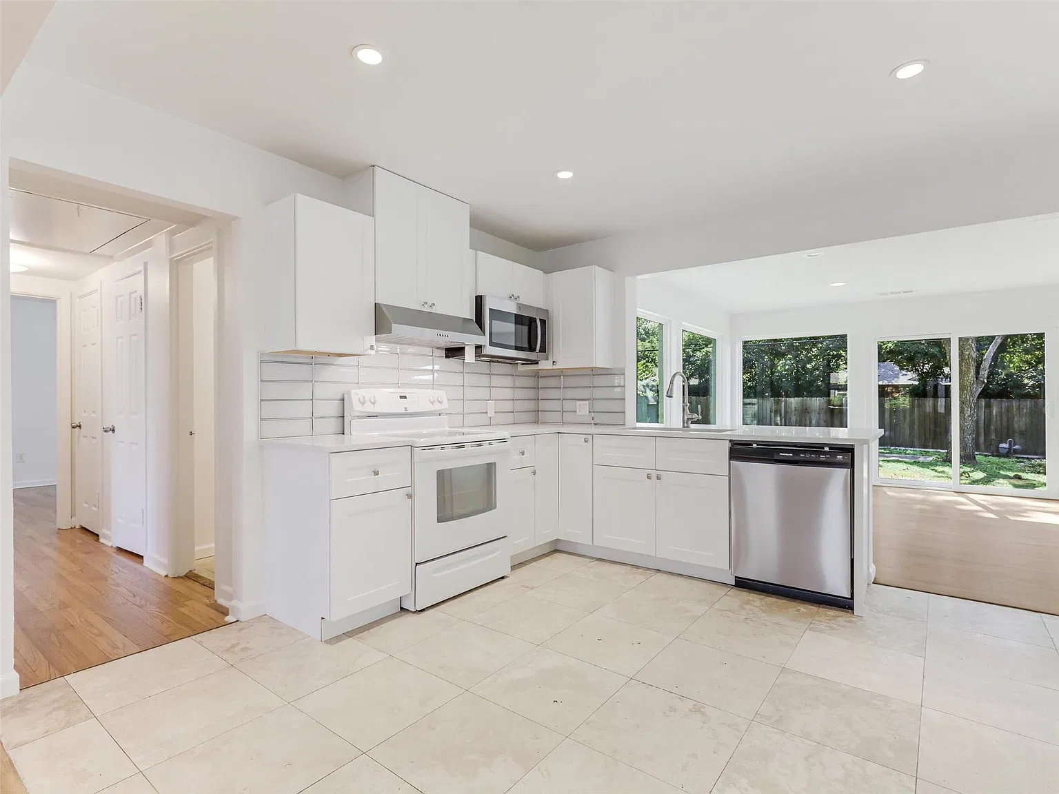 3 bed, 1600 sqft, $3,100 — Photo 2