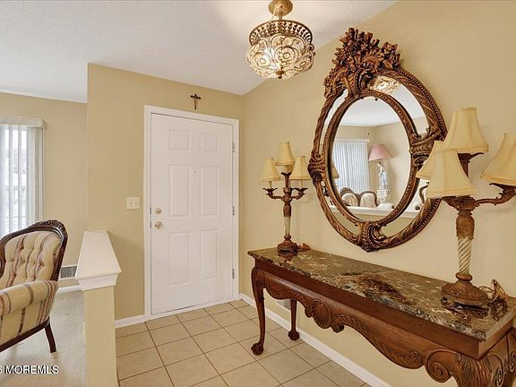 2nd image of 28 Golden Willows Avenue
