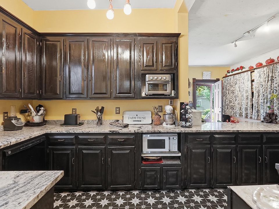 37th image of 1823 S Broadway St