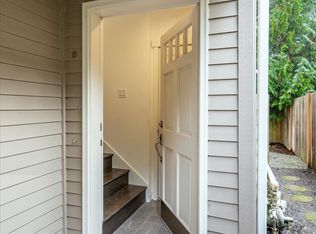 611 N 46th St APT D, Seattle, WA 98103