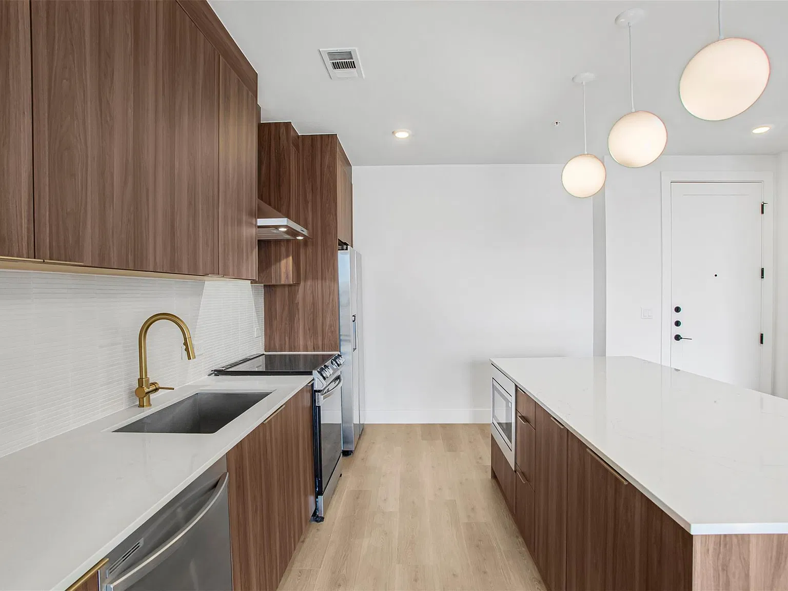 2 bed, 2.0 bath, 1131 sqft, $3,200 — Photo 3