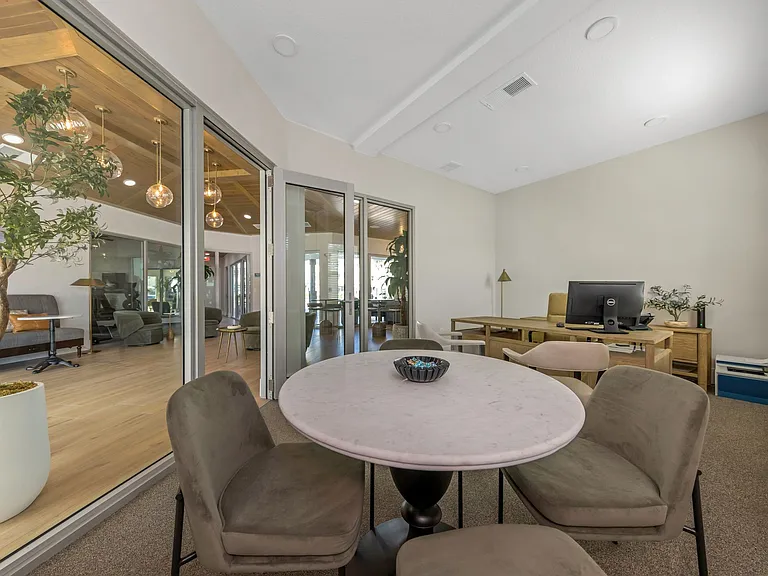 Everest Largo Apartments — Photo 17