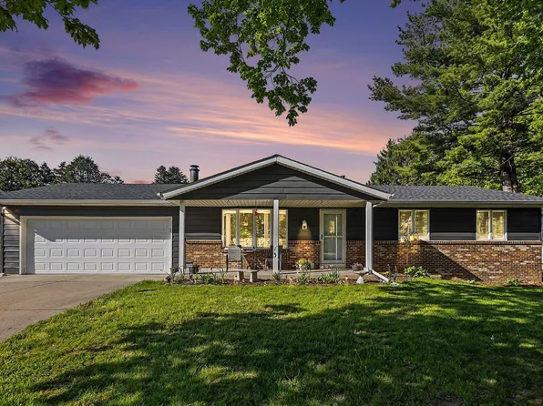 5225 Lands End Dr, Kalamazoo, MI 49009