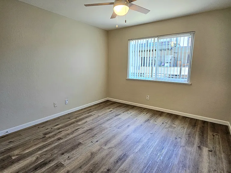527 Walker Dr — Photo 8