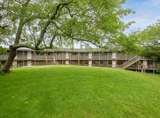 929 County Road 39 APT 14, Southampton, NY 11968