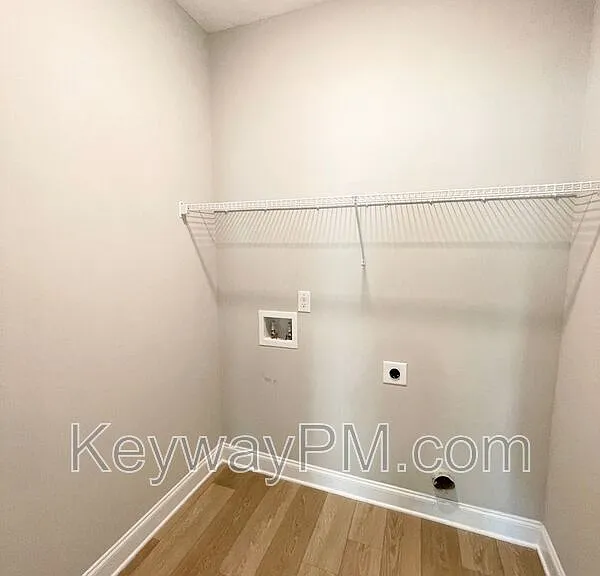 410 Longford St — Photo 15