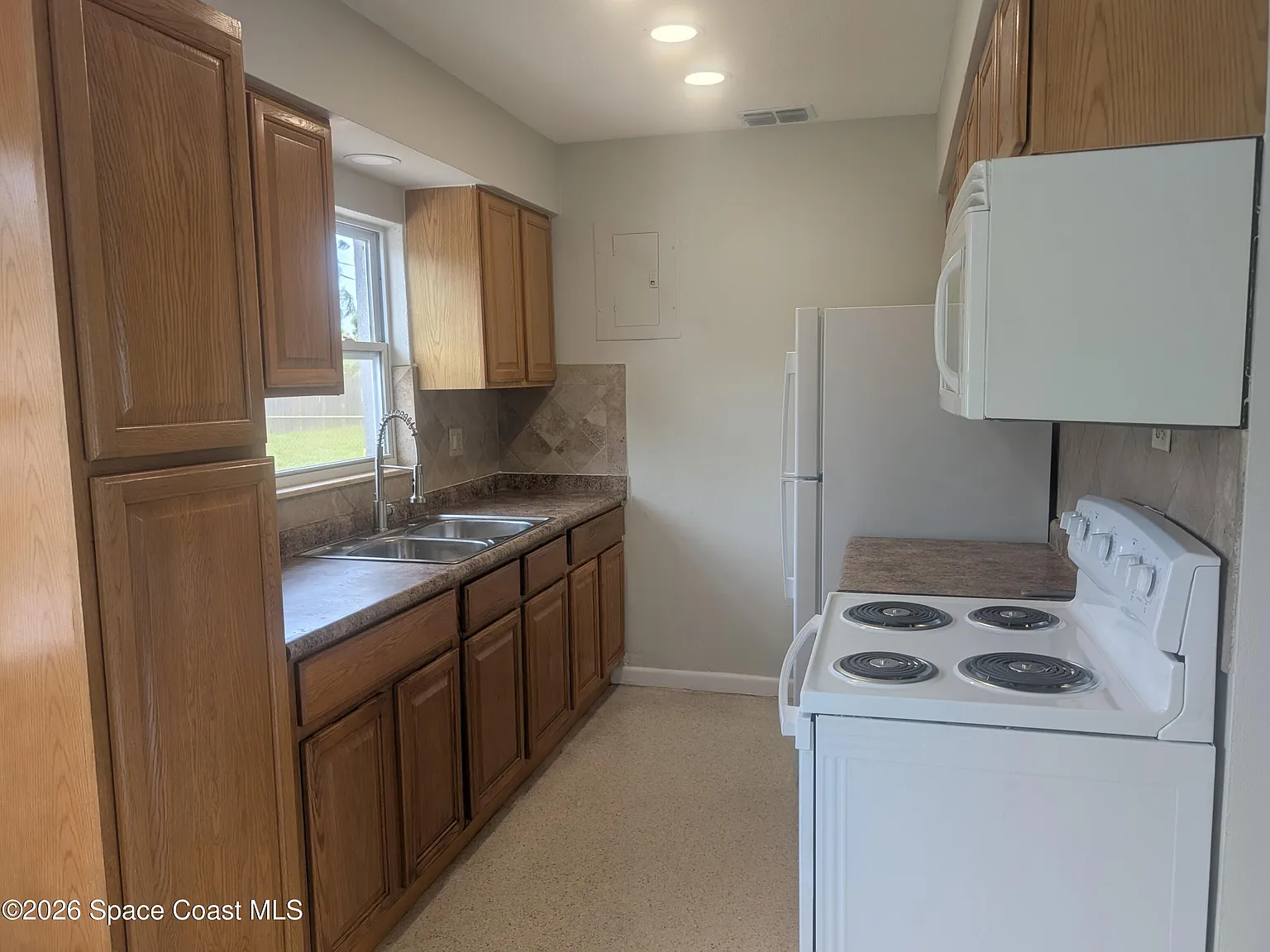 3 bed, 2.0 bath, 1152 sqft, $1,825 — Photo 2