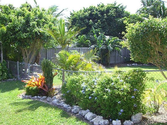 Side fenced extra lot