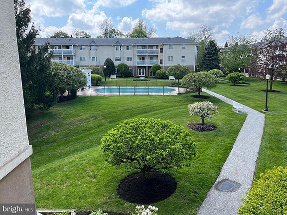 3rd image of 323 Paoli Pointe Dr