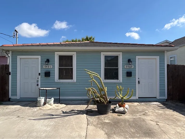 7471 Hurst St — Photo 1