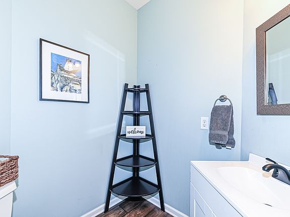 5th image of 15564 Old Pond Cir