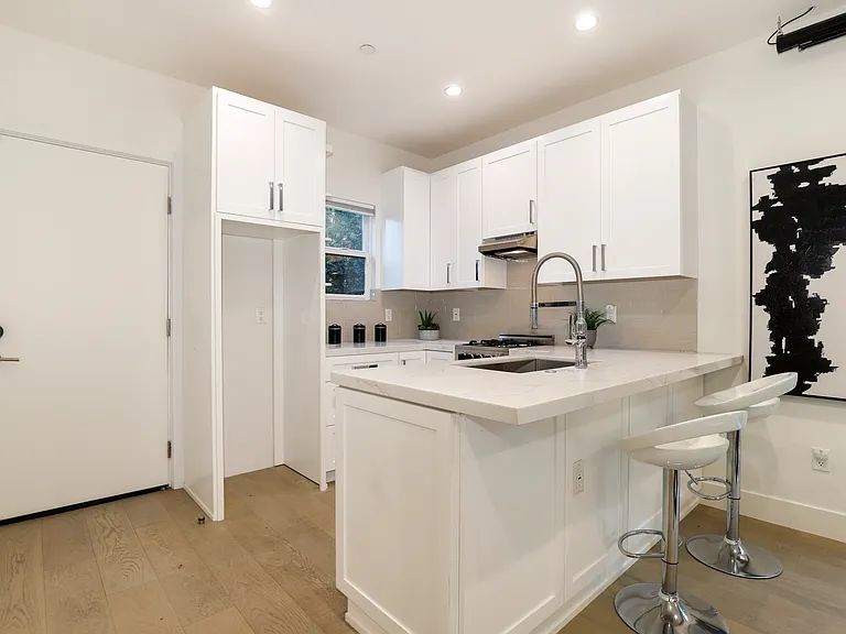 15122 Morrison St — Photo 8