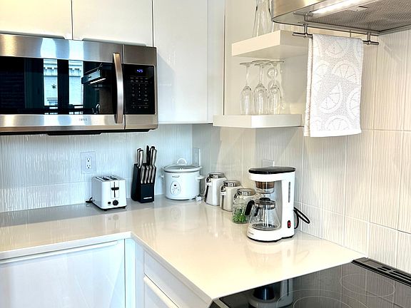 4th image of 171 E Davis St #200