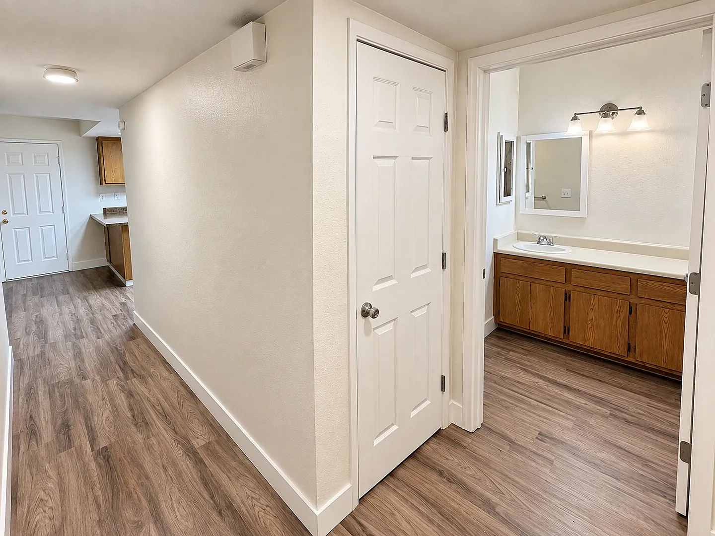 4 Bed Townhome - 1,250 Sq. Ft. + In-Unit W/D — Photo 2