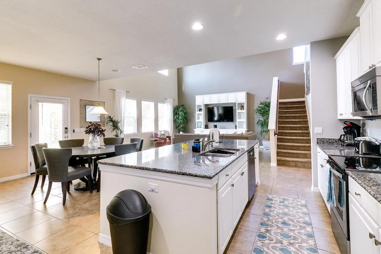 3 bed, 2.5 bath, 2488 sqft, $3,200 — Photo 2