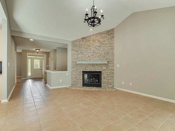5th image of 102 Caddo Ln