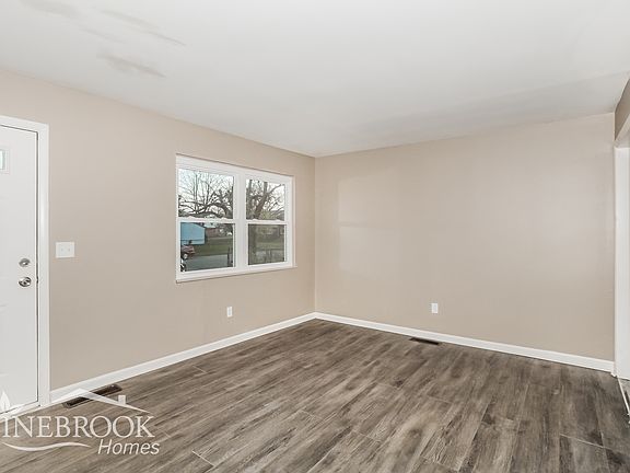 4th image of 2088 Roosevelt Ave