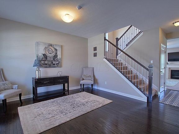 4th image of 260 Fox Glen Dr E
