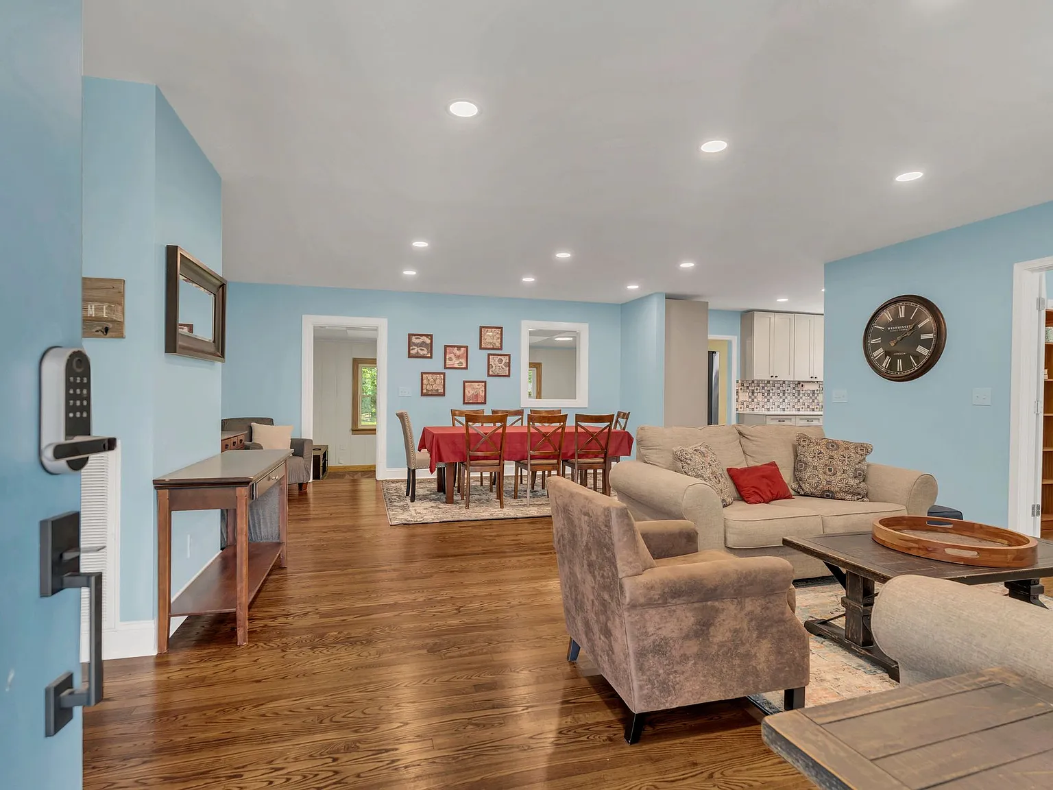 4 bed, 2082 sqft, $6,300 — Photo 3