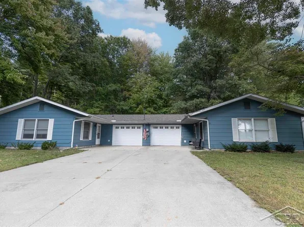 22 W Birchview Dr, Sanford, MI 48657