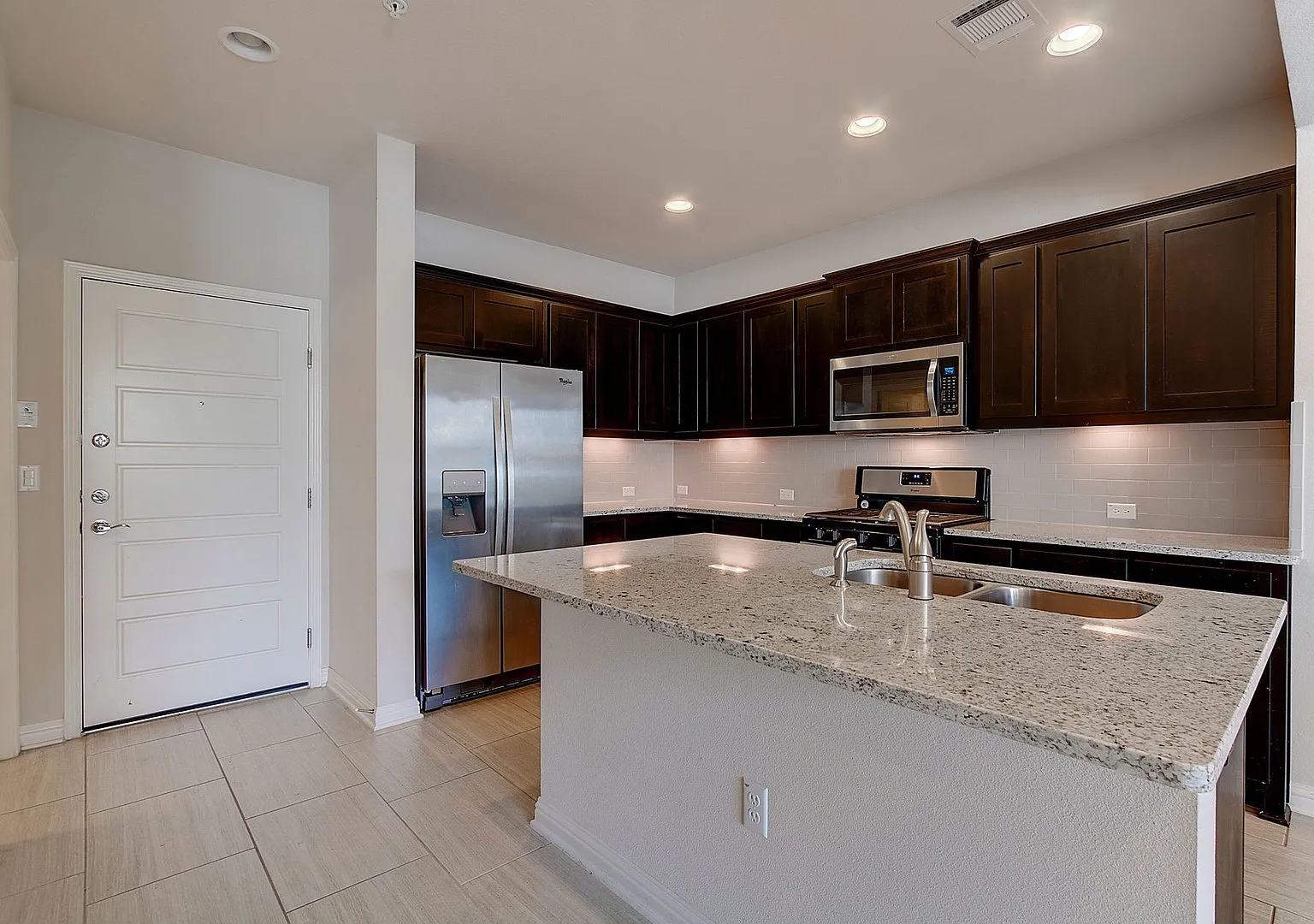 Incredible 3 Bed/2.5 Bath in North Austin! — Photo 2