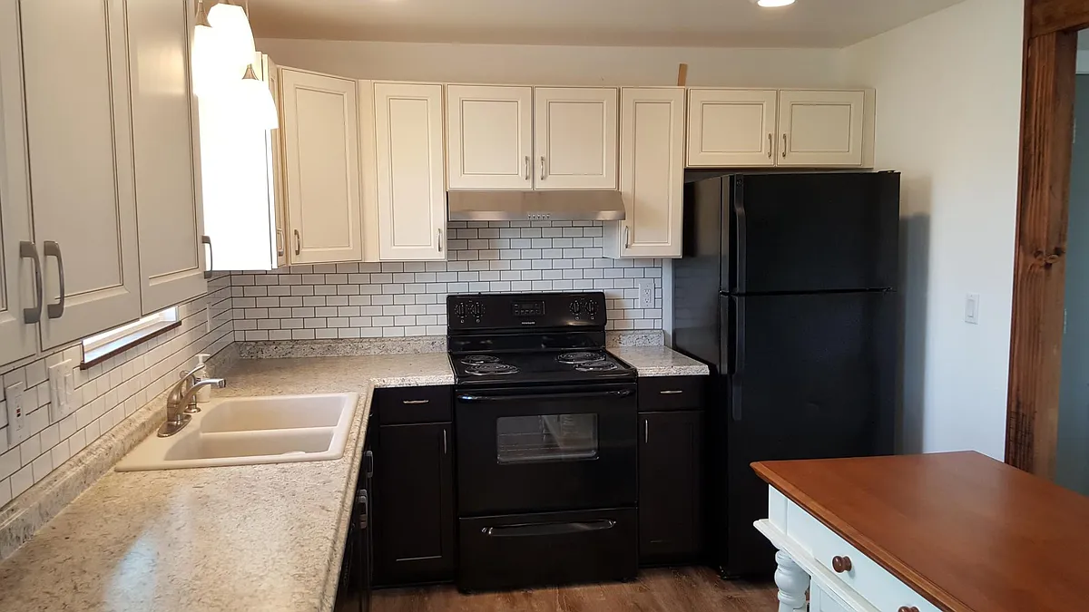 kitchen - 118 E Longfellow Ave #118
