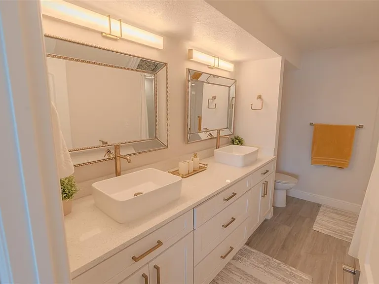 126 1st St E #210 — Photo 37