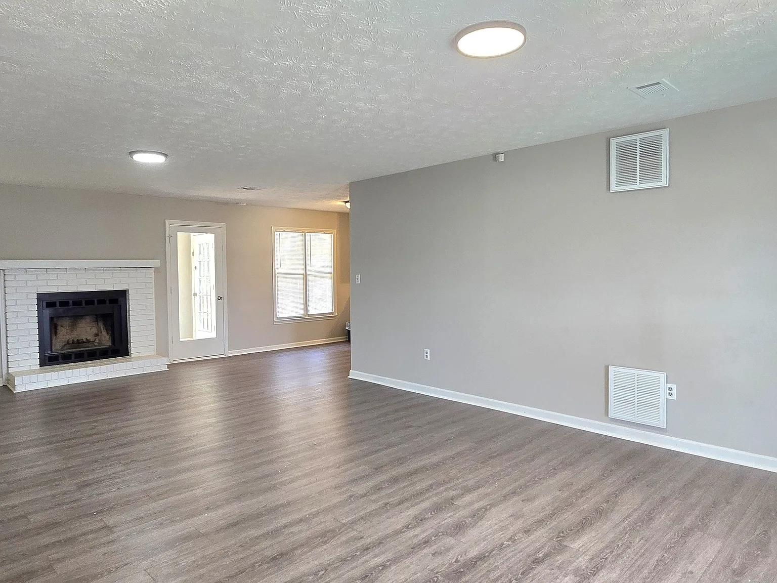 3 bed, 2.0 bath, 1320 sqft, $1,900 — Photo 4