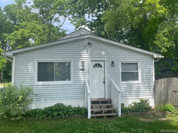 8438 Arlis St, Commerce Township, MI 48382