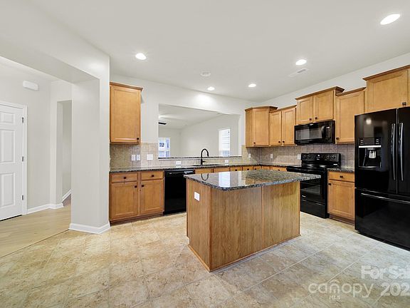 3rd image of 5047 Folly Ln