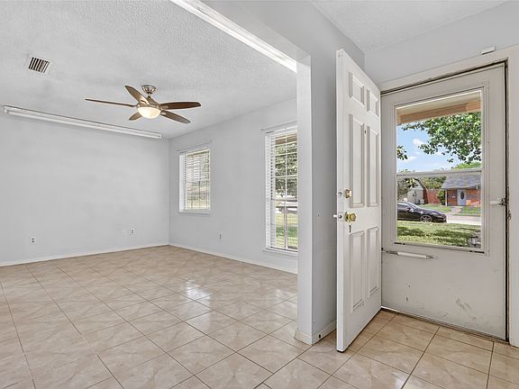 3rd image of 2014 Powderhorn Dr
