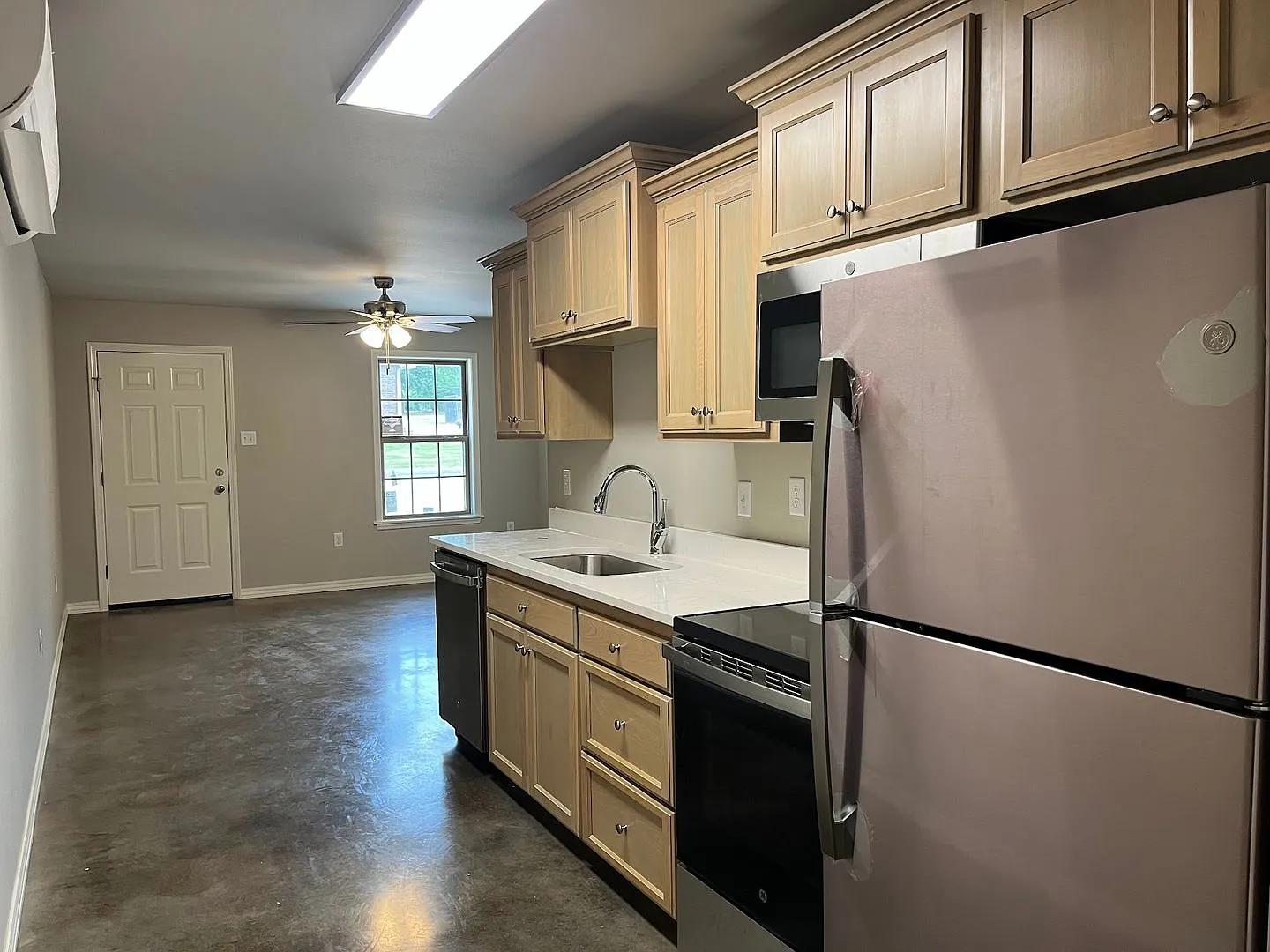 47 W Center — Photo 3