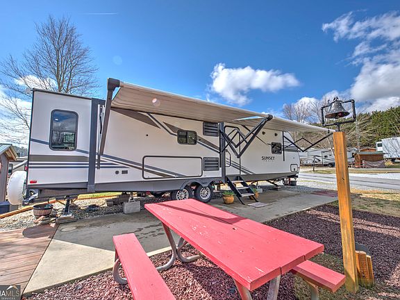 2nd image of 46 Holiday Rambler Ln