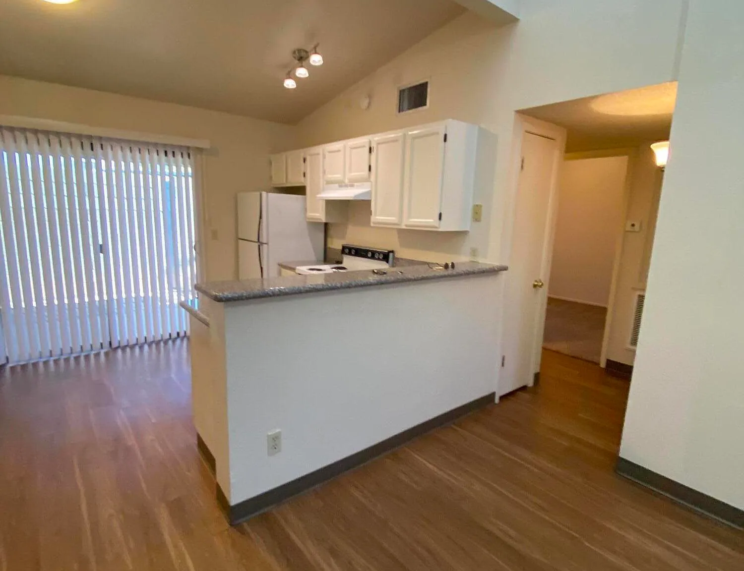 2 bed, 1.0 bath, 1350 sqft, $1,250 — Photo 1