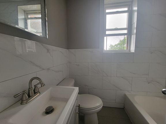 5th image of 698 Chancellor Ave #202E