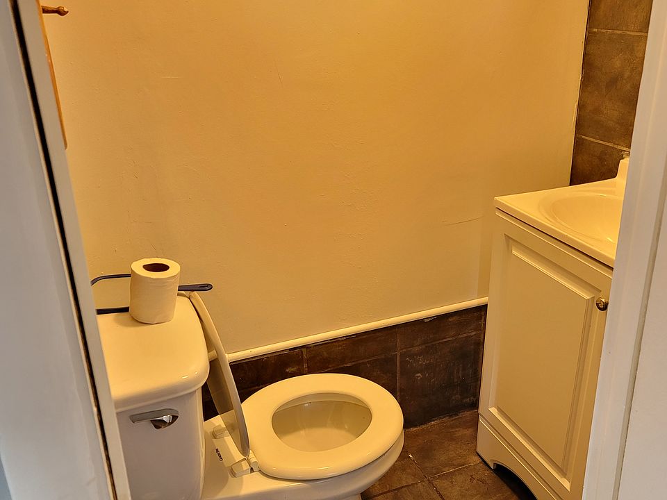 1st image of 840 E 260th St
