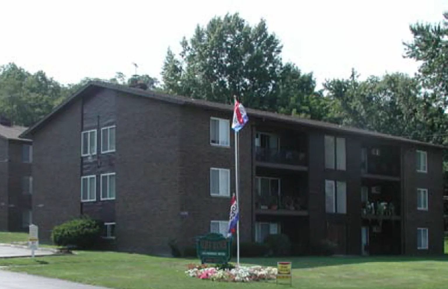 Aljer Manor Apartments — Photo 1