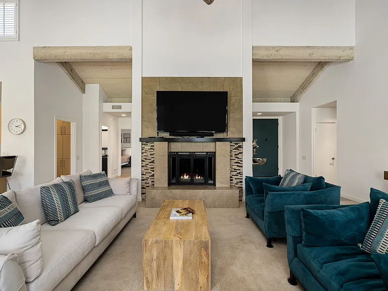 521 Desert West Dr — Photo 13