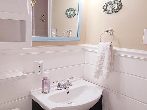 5th image of 22765 Lawrence Ave