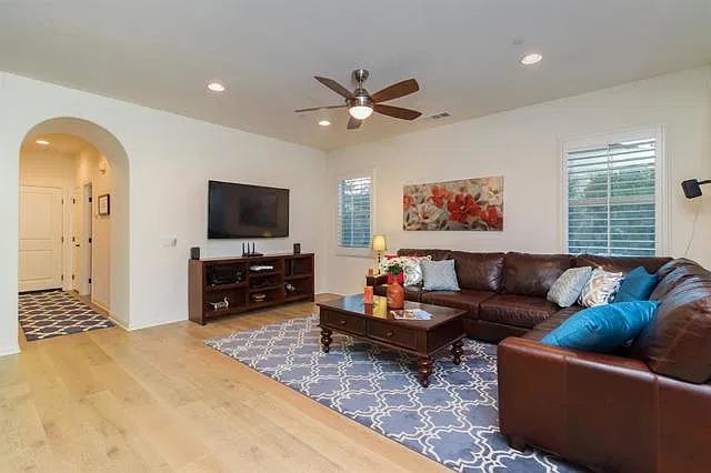 4 bed, 1867 sqft, $5,275 — Photo 2