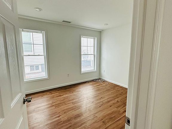 4th image of 87B N 18th St #1