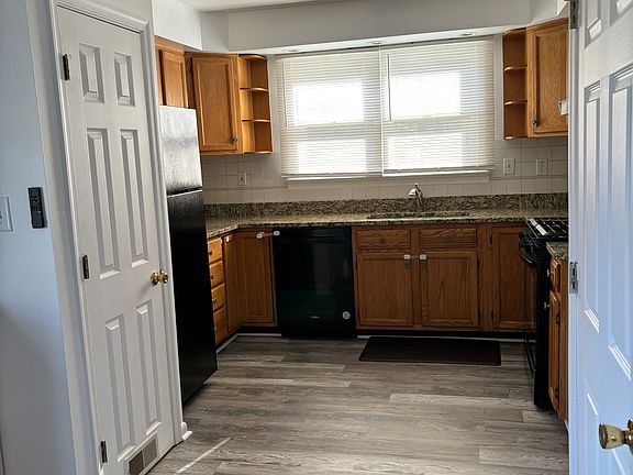 5th image of 121 1/2 S Washington St