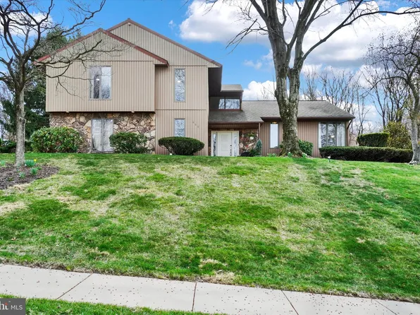 660 Marlow Dr, York, PA 17402