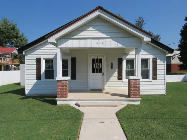 202 W 4th St, Livingston, TN 38570