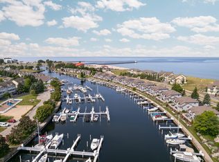 21 Marina Dr N, Manistee, MI 49660
