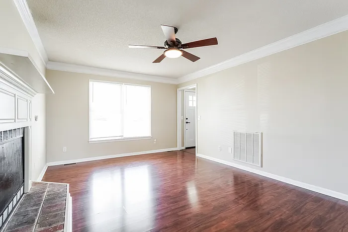 3 bed, 2.0 bath, 1504 sqft, $2,025 — Photo 4