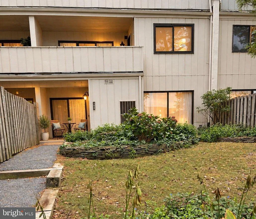 3 bed, 2.5 bath, 2832 sqft, $2,500 — Photo 1