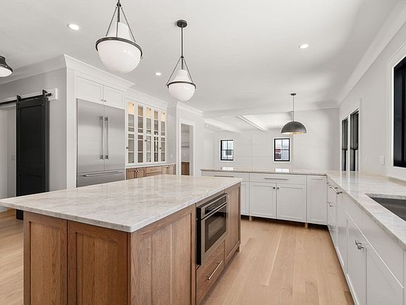 4th image of 577 Grove St