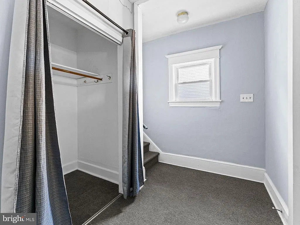 3 bed, 1.0 bath, 1200 sqft, $2,400 — Photo 3
