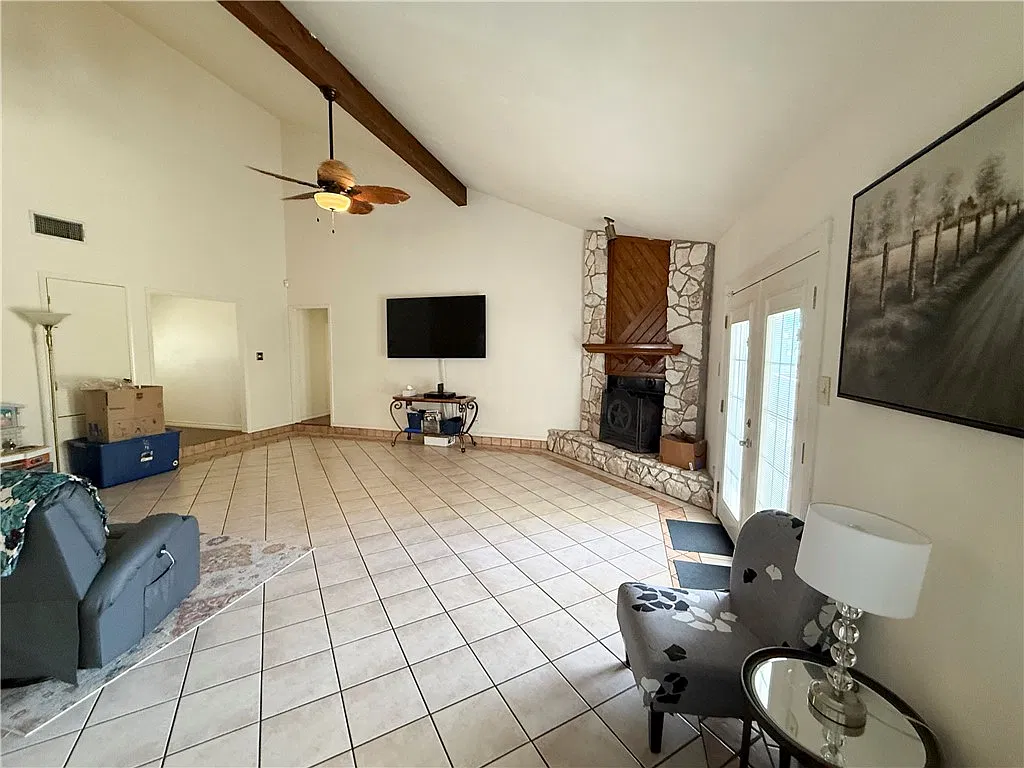 3 bed, 2.0 bath, 1645 sqft, $2,175 — Photo 2